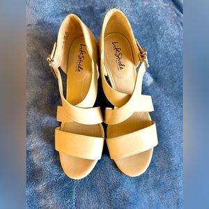 Beige Comfort Lifestride Heels Size 8 Wide